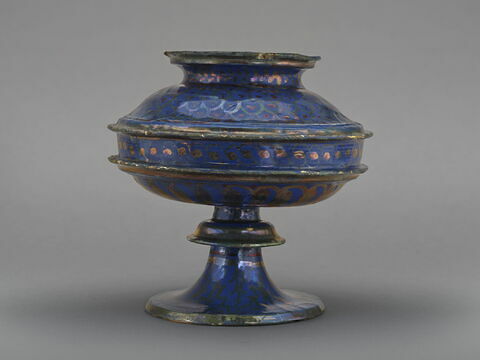 Grande coupe à pied, moulurée, bleue à décor lustré, image 2/2