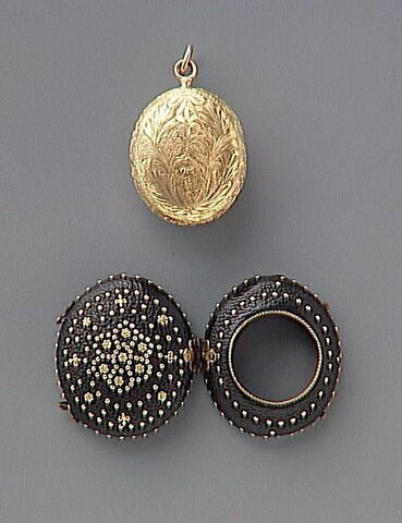 Montre ovale et son étui