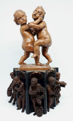 Statuette en buis : enfants luttant, image 4/13
