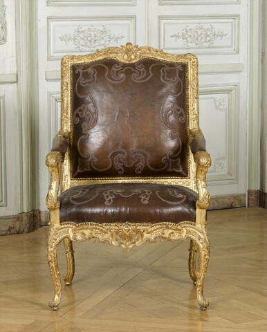 Fauteuil à la reine, d'un ensemble de huit (avec OA 10506 2, OA 10506 3, OA 10506 4, OA 10506 6, OA 10506 7, OA 10506 8, OA 10506 9, OA 10506 10) et de deux canapés à joues (OA 10506 1 et OA 10506 2), image 2/13