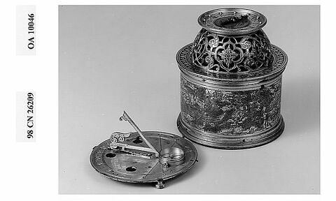 Horloge de table cylindrique surmontée d'un dôme, image 4/6