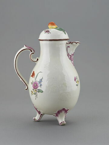 Cafetière à décor de fleurs et fruits, modelé en léger relief et peint au naturel
vers 1770-1775
Du même ensemble, voir aussi le pot à sucre OA 11877