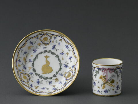 Tasse et soucoupe en porcelaine tendre, image 6/11