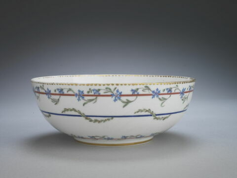 Jatte du service du Gobelet du Roi à "Guirlande de barbeaux"