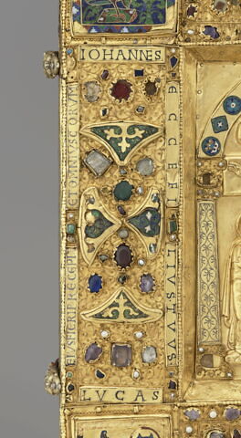 Boîte-reliure : la Crucifixion et les symboles des évangélistes, image 9/24