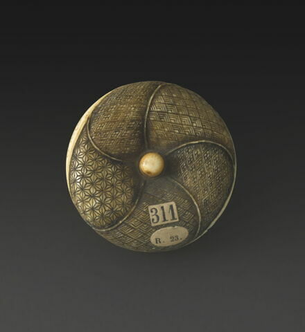 Manju netsuke avec deux personnages devant une caissette, image 2/2