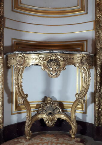 Console cintrée de style Louis XV.