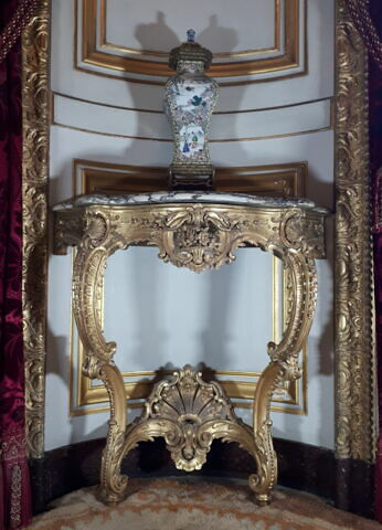 Console cintrée de style Louis XV.