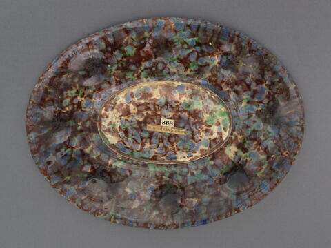 Plat ovale sur pied : cavités et cornes d'abondance, image 2/4