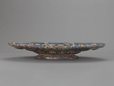 Plat ovale sur pied : cavités et cornes d'abondance, image 3/4