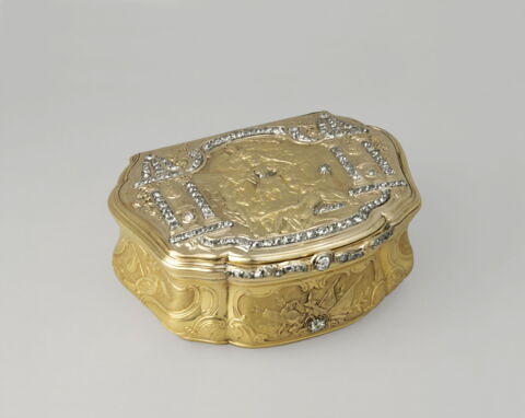 Tabatière chantournée en or et diamants