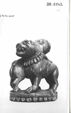 Pièce d'échecs (?) : deux dogues accolés, image 2/2