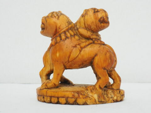 Pièce d'échecs (?) : deux dogues accolés