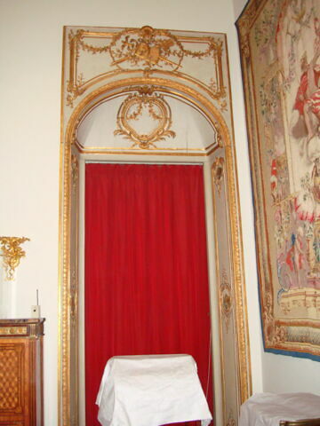 Embrasure et dessus-de-porte décoré d'un trophée avec un caducée et un pell.