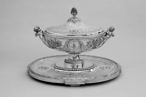 Terrine, sa doublure et son plateau du service du Roi d'Angleterre et de Hanovre George III, d'une paire (OA 12382)