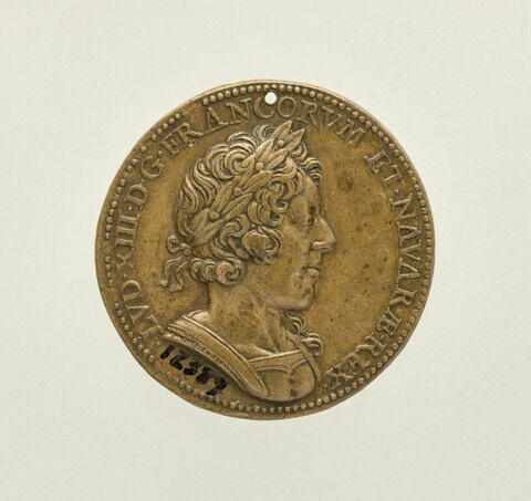 Médaille : Louis XIII de profil lauré vers la droite / la façade du Louvre