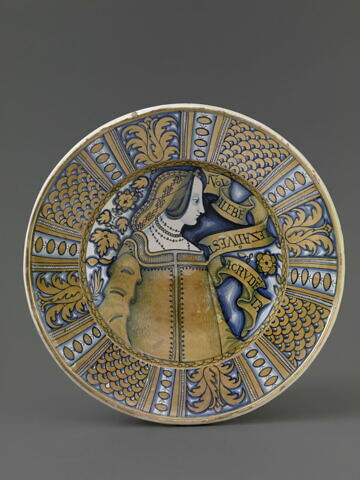 Grand plat rond : buste féminin