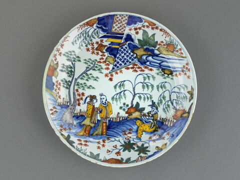 Assiette à décor chinois polychrome