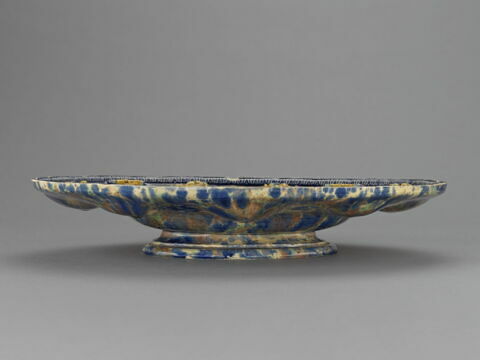 Plat ovale sur pied : cavités et cornes d'abondance, image 3/4