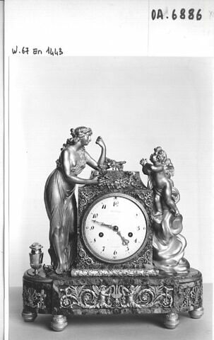 Pendule : l'Amour implorant une jeune femme qui vient de le désarmer, image 4/4