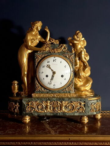 Pendule : l'Amour implorant une jeune femme qui vient de le désarmer