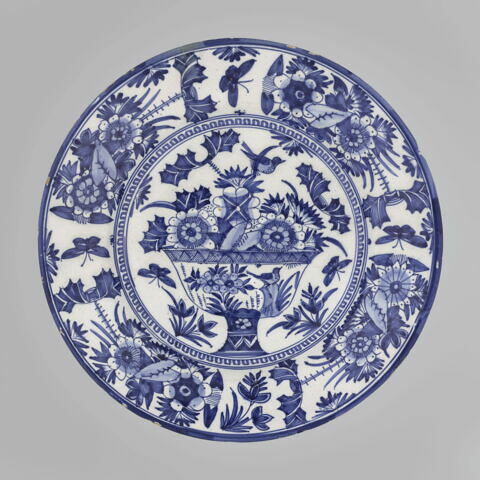 Plat à décor floral d’inspiration orientale