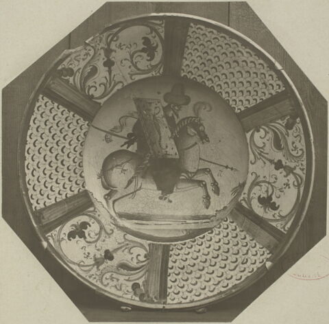 Plat rond : cavalier ; armoiries sur le bouclier, image 4/4