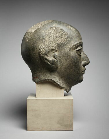 statue, image 2/10