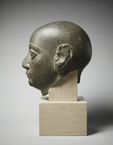 statue, image 3/10