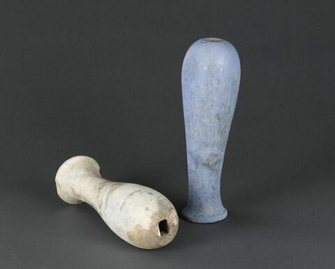 élément du décor architectural  ; élément de mobilier  ; vase  ; manche de miroir, image 4/5