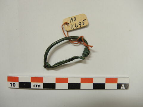 anneau ; boucle d'oreille ; fibule