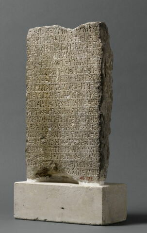 stèle ; socle ; document écrit, image 2/3