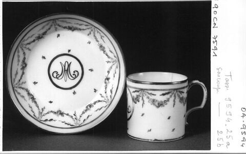 Tasse et sa soucoupe, d'une paire (OA 9594 25 CD), faisant partie du nécessaire de Marie-Antoinette, image 2/8