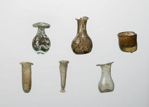 flacon tubulaire ; plusieurs fragments recollés, image 2/2