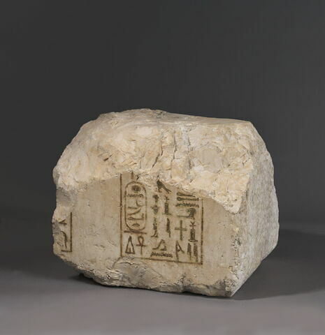 Socle de statue ou table d'offrandes pour plusieurs divinités ?, image 2/9