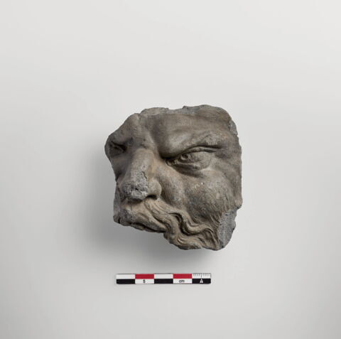 Fragment de visage moustachu, image 2/2