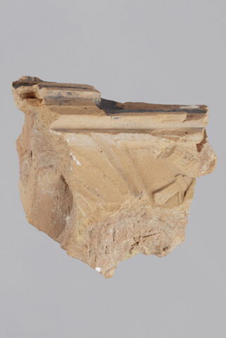 Fragment d'architecture avec traces de trophée d'armes