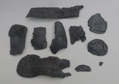 talon de chaussure, fragment ; semelle de chaussure, fragment ; chaussure, fragment