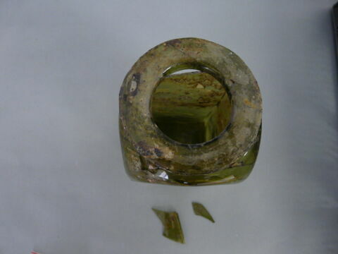 flacon carré, fragment, image 2/3