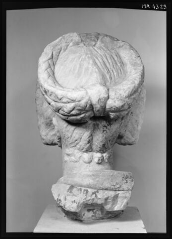 statue