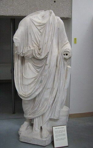 statue