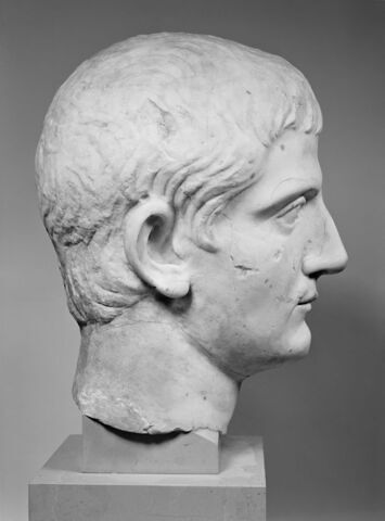 statue, image 3/5