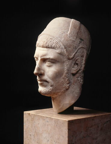 statue, image 4/8