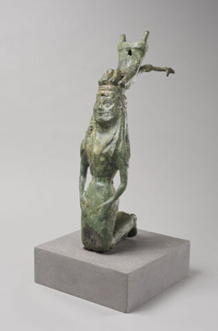 statuette ; trépied