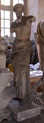 statue, image 2/2