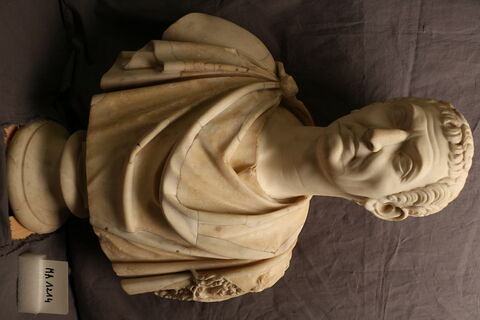 statue