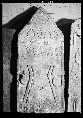 Stèle votive à Saturne