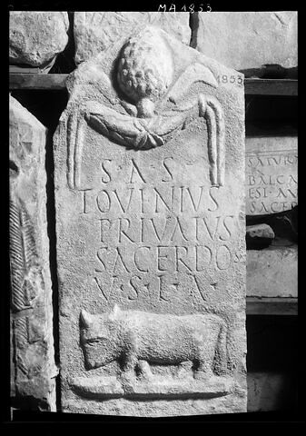 Stèle votive à Saturne
