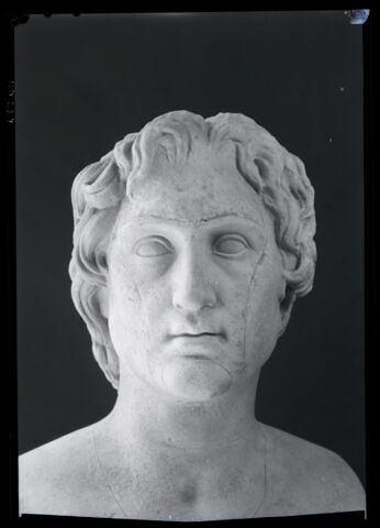 statue, image 7/9