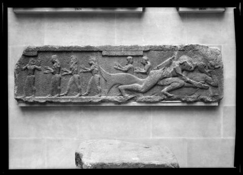 Frise architrave du temple d'Athena à Assos, combat d'Héraclès et Triton, image 2/5